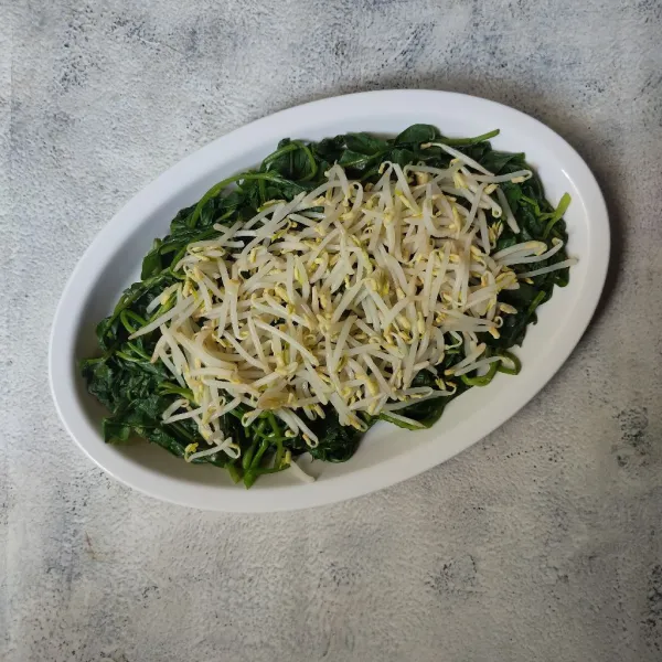 Masukkan kangkung dan taoge kedalam piring.