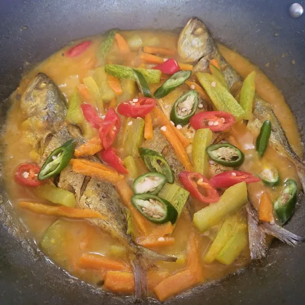 Masukkan ikan yang sudah digoreng kemudian tambahkan irisan cabai (jika mau lebih pedas boleh ditambahkan cabai rawit utuh) masak sebentar kemudian angkat.