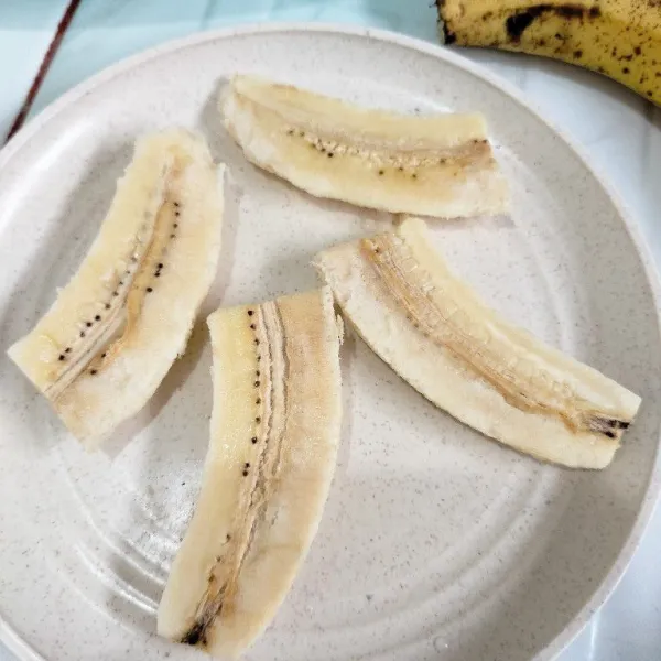 Belah pisang menjadi dua.