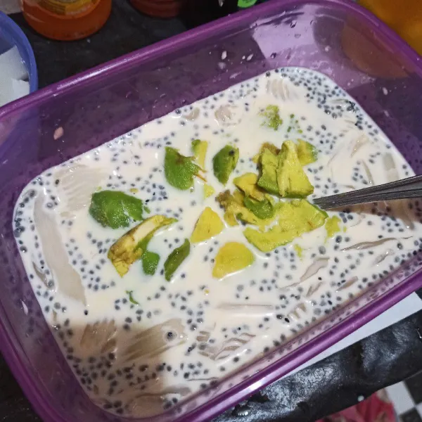 Masukkan alpukat.