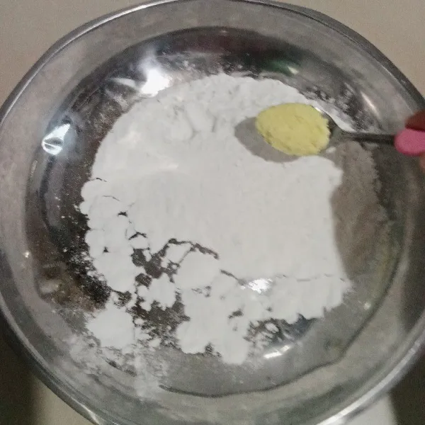 Siapkan bahan kering dalam wadah tambahkan 1sdt kaldu bubuk.