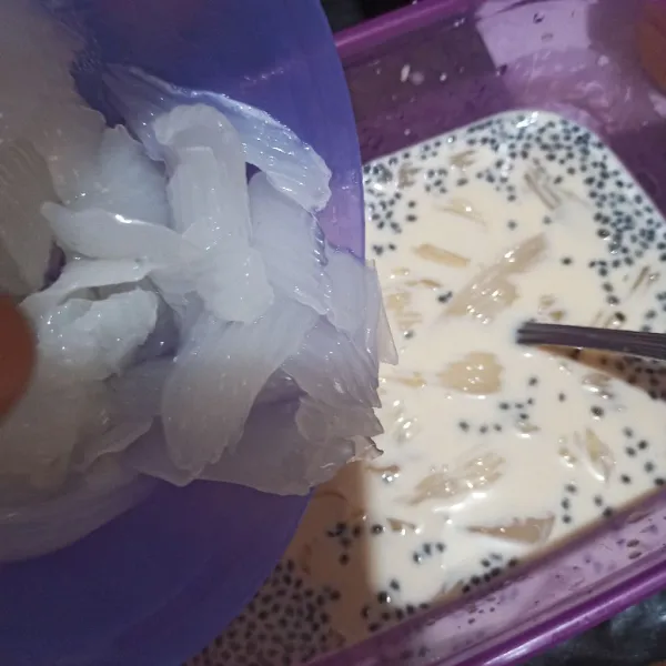 Masukkan biji selasih dan jelly kelapa.