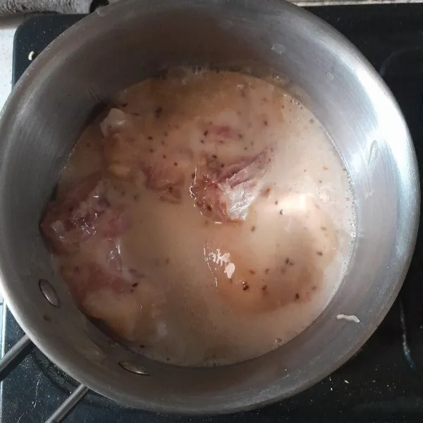 Panaskan ayam yang sudah dimarinasi, tambahkan air secukupnya.