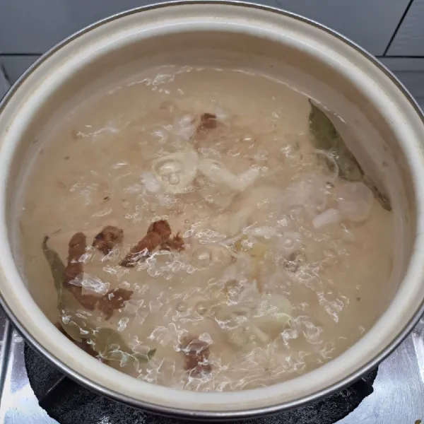 Rebus air, irisan bawang merah, bawang putih, lengkuas, daun salam dan asam jawa sampai air mendidih.