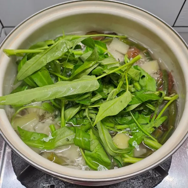 Masukkan kangkung, masak sampai sayuran matang. Angkat dan sajikan.
