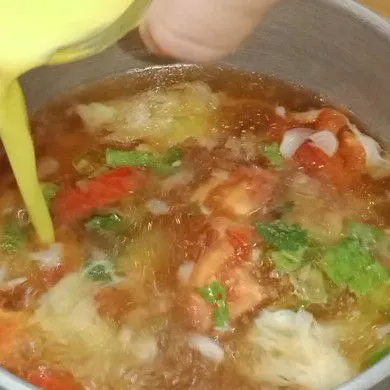 Masukkan kocokan telur ayam. Aduk hingga merata dan masak hingga matang. Sop telur kuah kecap siap disajikan.