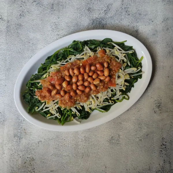 Tuang sambal lalu taburi kacang tanah goreng, sajikan.