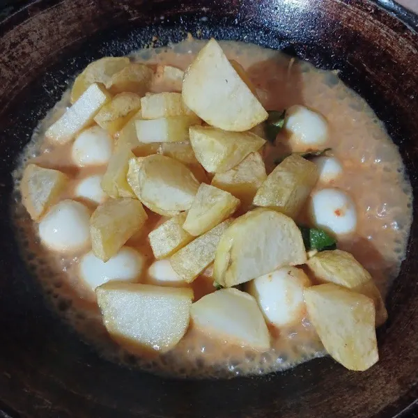 Masukkan telur dan kentang goreng. Aduk rata.