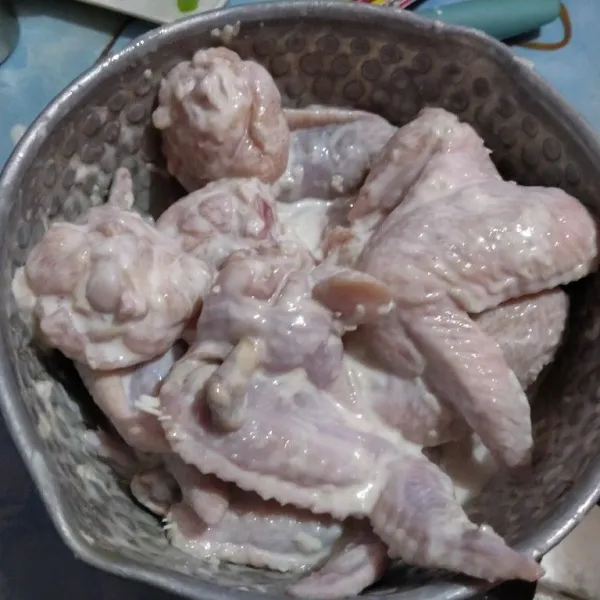 Pastikan seluruh ayam terbalut bumbu. Marinasi di kulkas 1-2 jam. Jika mau digoreng, keluarkan ayam dari kulkas sampai suhu ruang, agar saat digoreng matang sampai dalam.