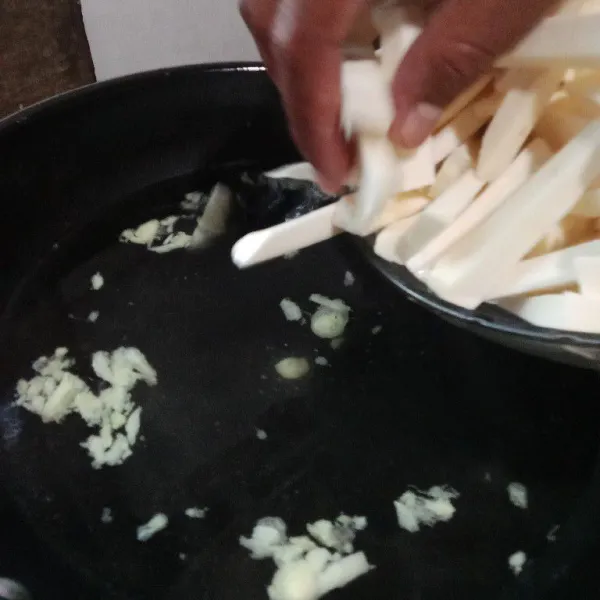 Kemudian masukan ubi. Lalu rebus selama 20 menit.