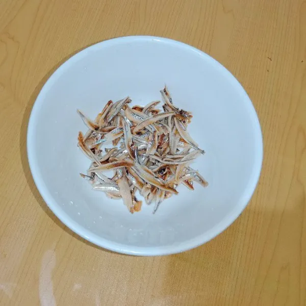 Bersih kotoran dan tulang ikan teri lalu cuci hingga bersih.