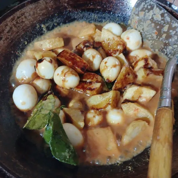 Tambahkan lada bubuk, garam, kaldu jamur, gula dan kecap manis.