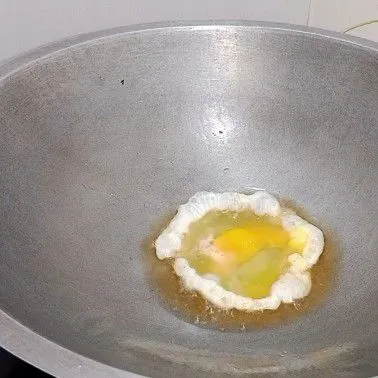 Goreng telor ayam hingga matang.