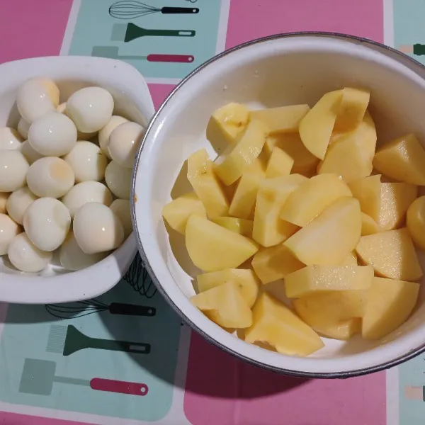 Kupas telur puyuh dan kentang, sisihkan.