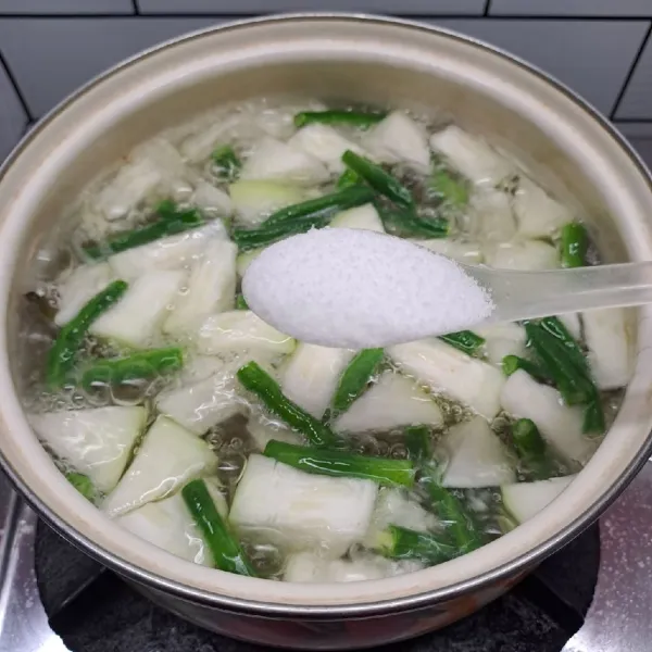Bumbui garam dan gula pasir. Aduk rata sambil koreksi rasa sesuai selera.