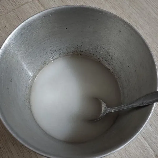 Masukkan air kelapa dan krimer putih