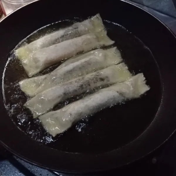 Panaskan minyak, goreng lumpia sampai kering keemasan.