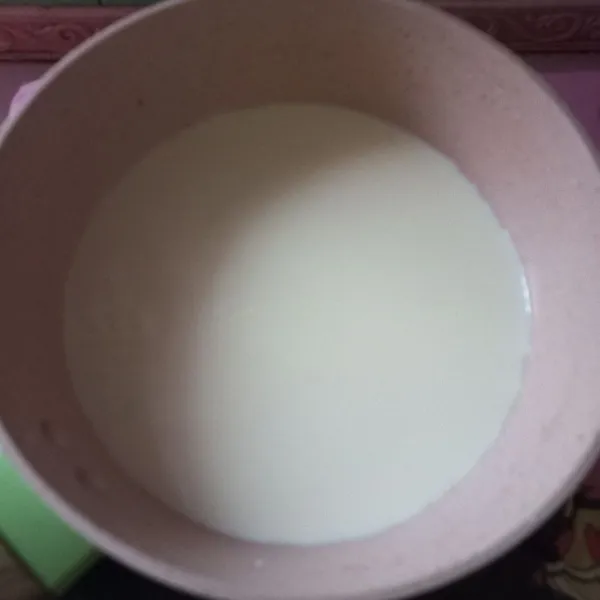 Masak susu cair dan kental manis dengan api kecil hingga kadar airnya berkurang, sisihkan.