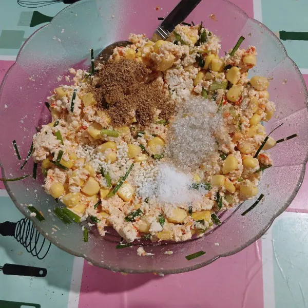 Tambahkan garam, gula, kaldu jamur, ketumbar bubuk. Aduk rata.