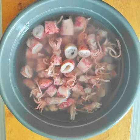 Potong cumi lalu rendam dengan air panas.