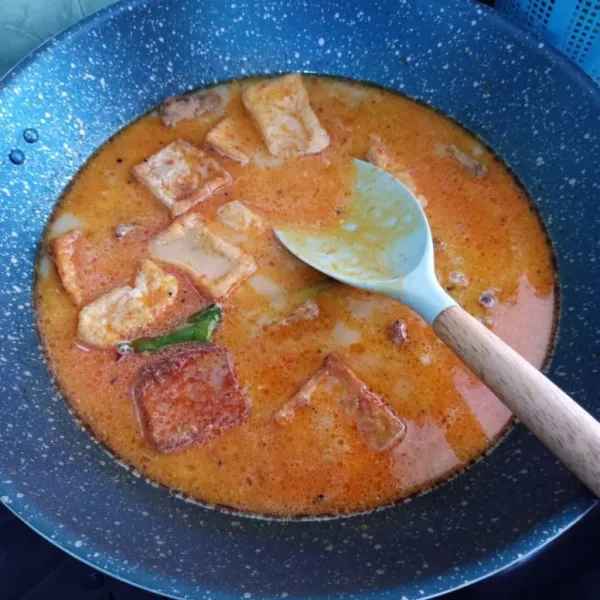 Masak kare hingga mendidih dan matang. Koreksi rasa.