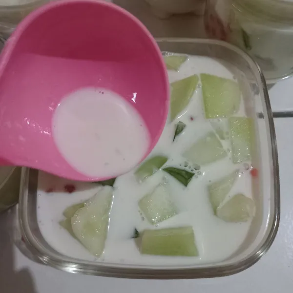 Susun jelly, sagu mutiara, potongan melon, dan puree melon lalu tuangkan susu. Simpan di kulkas sekitar 30 menit. Siap disantap.