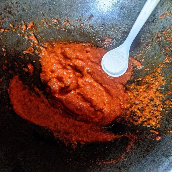 Tumis bumbu halus dan tambahkan garam, gula, dan penyedap rasa.