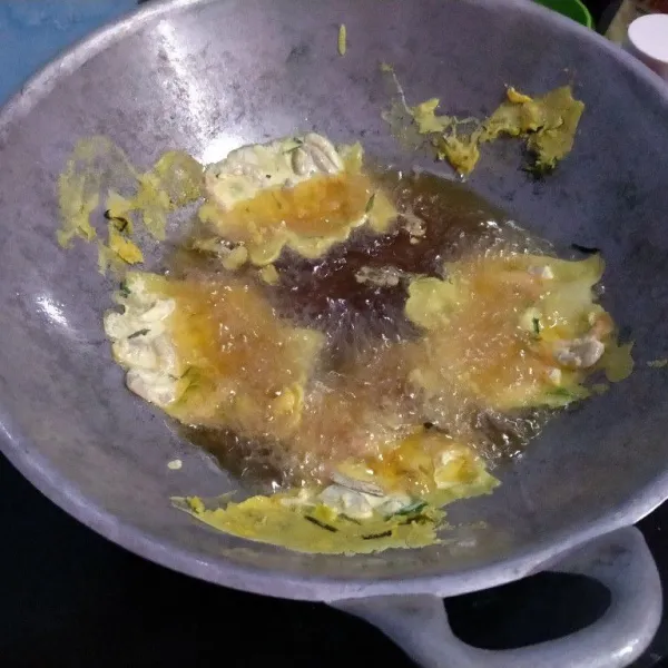 Panaskan minyak, tuang satu sendok sayur adonan ke wajan. Tuang ke pinggir wajan dan tunggu sampai lepas ke tengah. Goreng hingga kering atau sesuai selera.