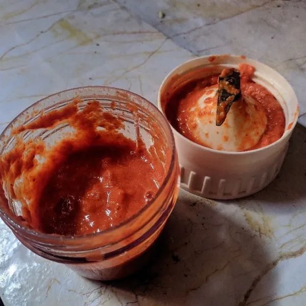 Haluskan bawang merah, bawang putih, kemiri, cabe, dan tomat.