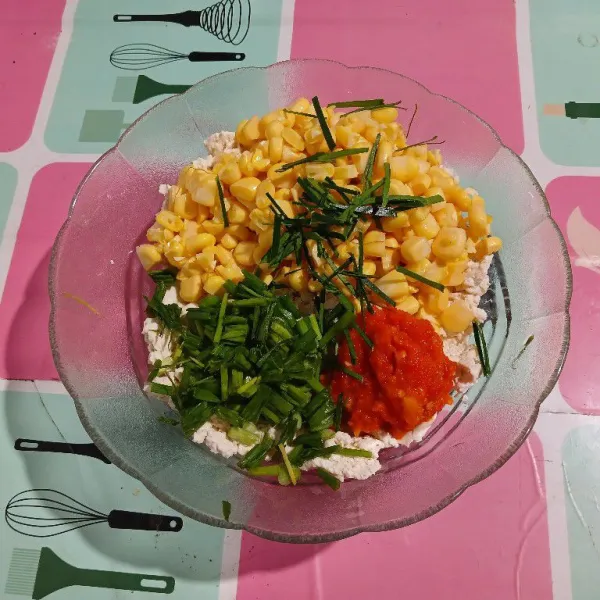 Tambahkan jagung manis, bumbu halus, daun jeruk dan bawang daun. Aduk rata.