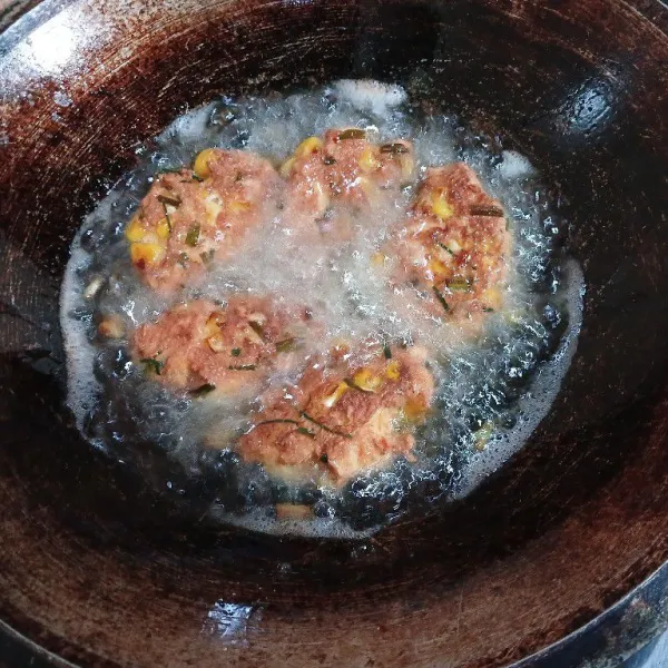 Goreng sesendok-sesendok, dengan api sedang kecil hingga matang keemasan.
