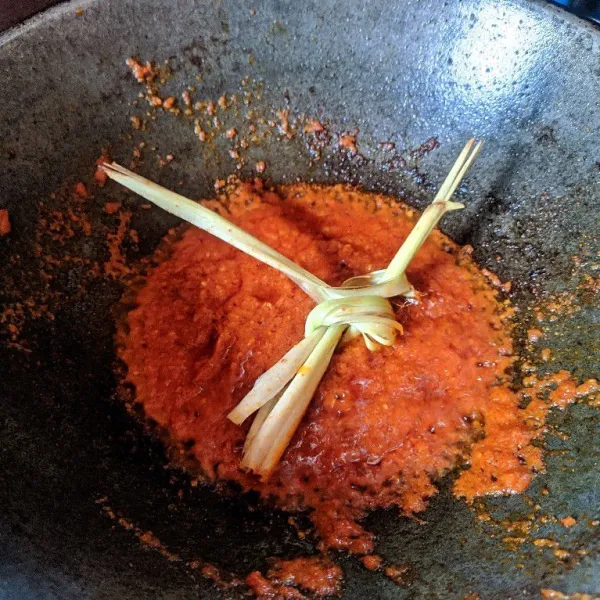 Setelah bumbu ditumis masukkan serai yang sudah digeprek