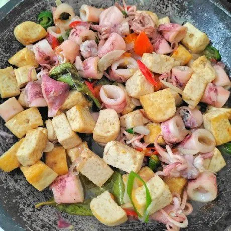 masukkan cumi asin beserta tahu, beri garam dan penyedap.