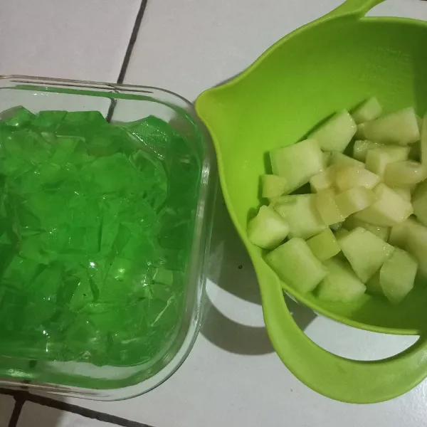 Potong dadu jely rasa melon dan 200 gr melon. Sementara 300 gr melon sisanya diblebder tanpa air. Sisihkan.