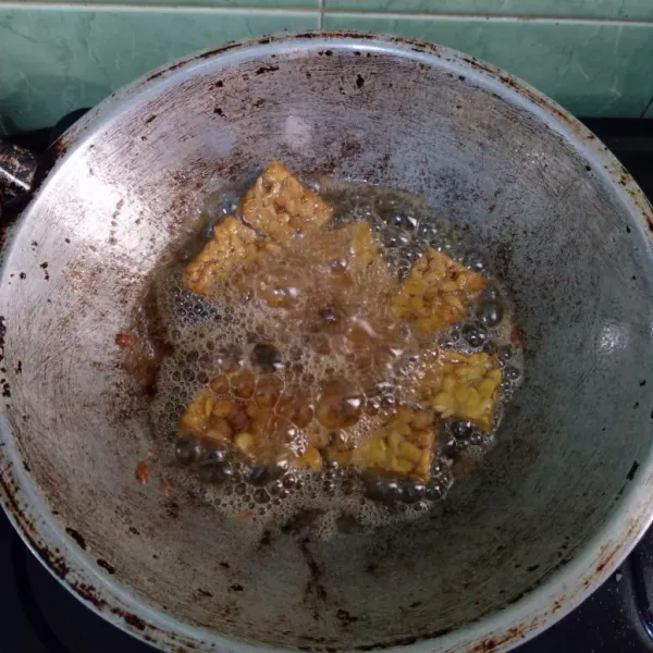 Goreng tempe hingga matang, sisihkan.