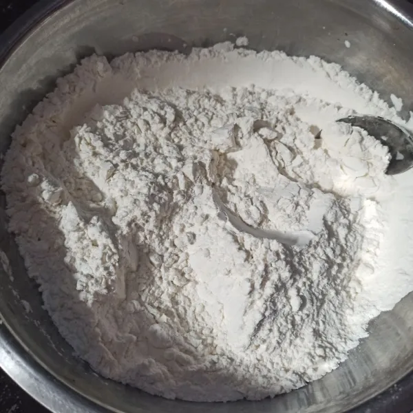 Campur tepung terigu dan tapioka