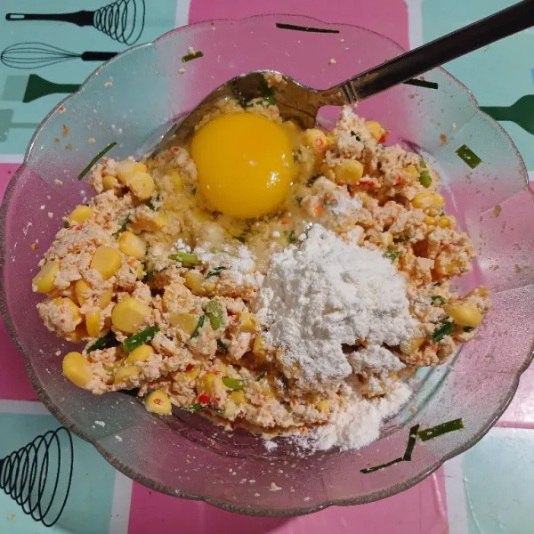 Tambahkan terigu dan telur. Aduk rata.
