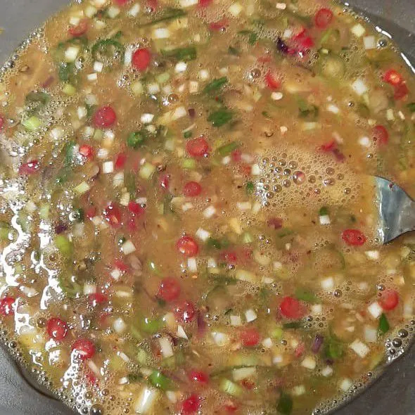 Kocok lepas hingga semua bahan tercampur.