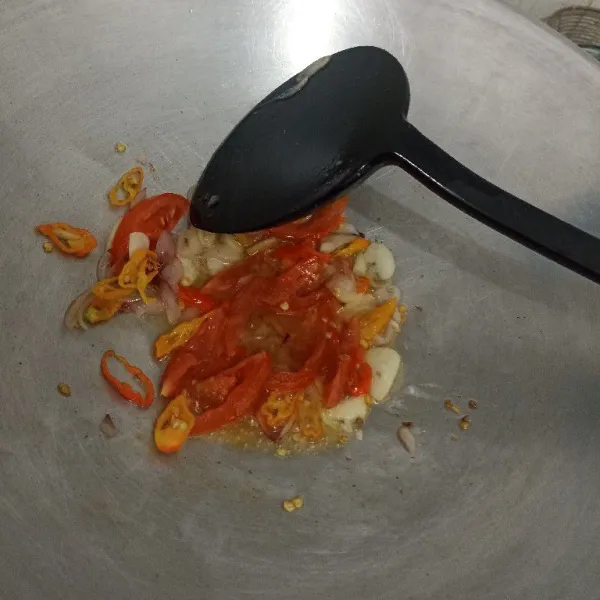 Tumis bumbu Iris hingga harum