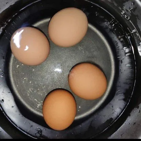 Kemudian rebus telur sampai matang