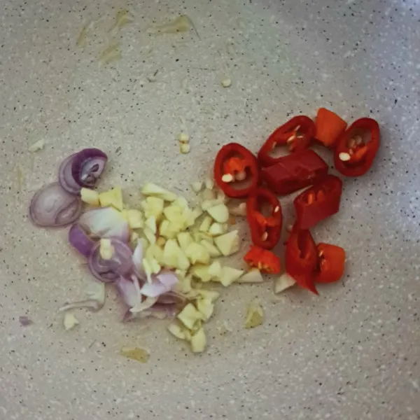 Tumis bawang putih, bawang merah, dan cabe rawit.