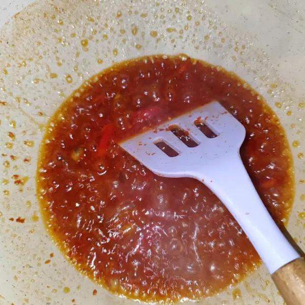 Lalu masukkan cabai yang sudah diblender, kemudian masak sampai wangi langu hilang