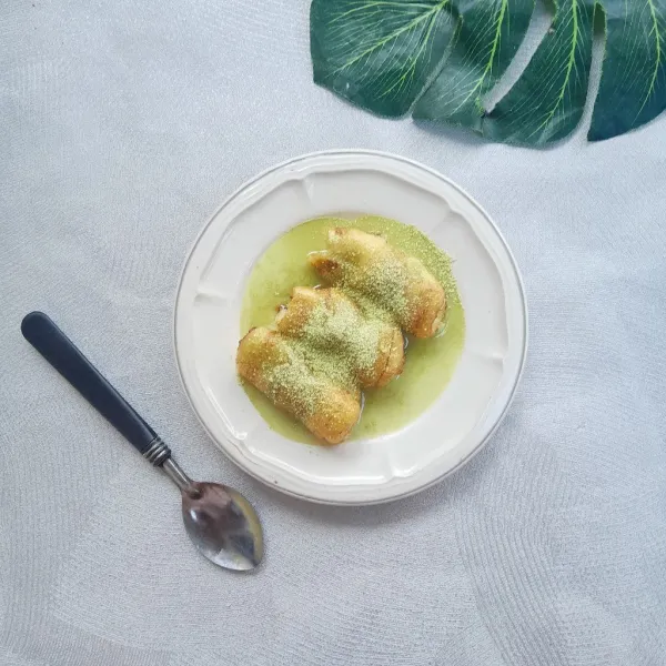 Tata di piring pisang lalu taburi dengan fla matcha, siap disajikan.