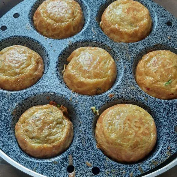 Setelah matang sempurna angkat satu persatu dari loyang.