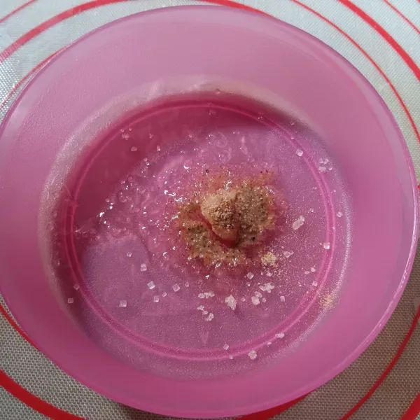 Tambahkan gula, lada dan cuka, aduk rata. Diamkan 5 menit.