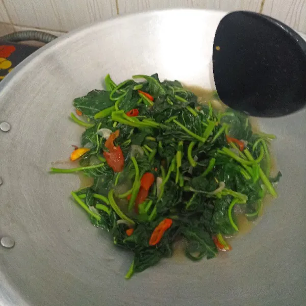 Koreksi rasa dan aduk sampai matang