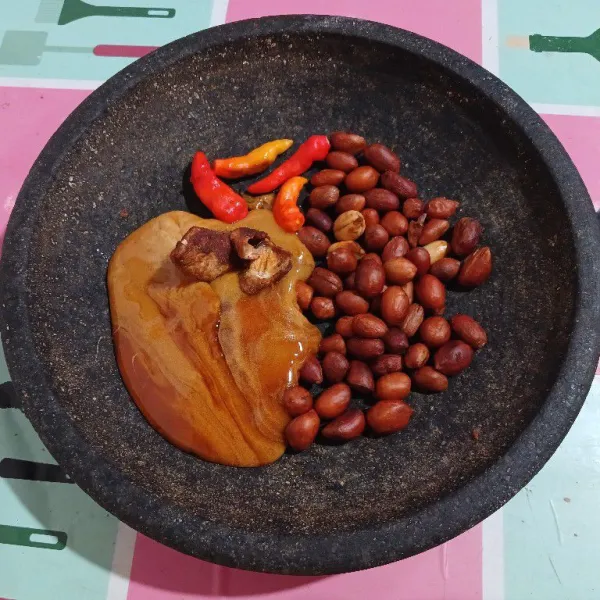 Goreng kacang tanah hingga matang kecoklatan. Letakkan di cobek, lengkapi dengan petis ikan, gula merah, cabai rawit dan asam jawa.