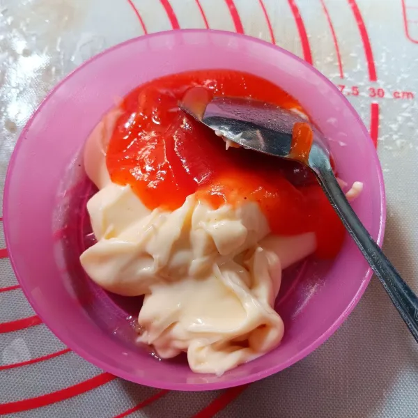 Tambahkan mayo jepang, saus sambal dan saus tomat, aduk sampai benar-benar rata.