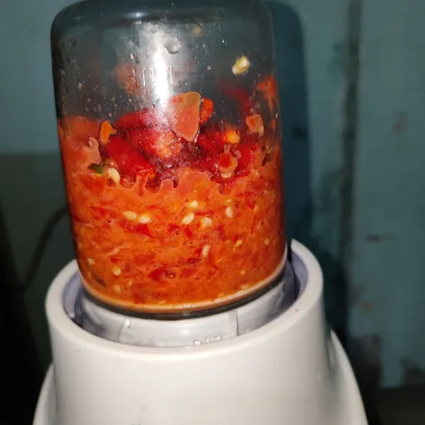 Blender cabai dan tomat hingga halus