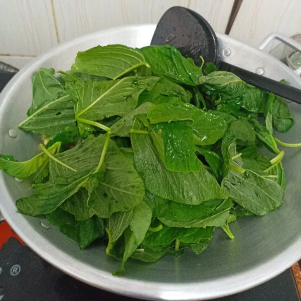 Masukkan daun bayam lalu aduk-aduk